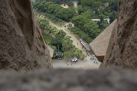 Spania, Barcelona, efectul miniatural, minuscul, sagrada família, parc, copac, plantă, vedere în unghi mare, zi, teren, grup de oameni, natură, oameni apropiați, apă, se concentreze pe fundal, oameni adevărați, transport, stiluri de viață, frumusețe în natură, în aer liber, mijloc de transport, creştere, scenice - natura, Munte, 2K, CC0, domeniu public, fără drepturi de autor
