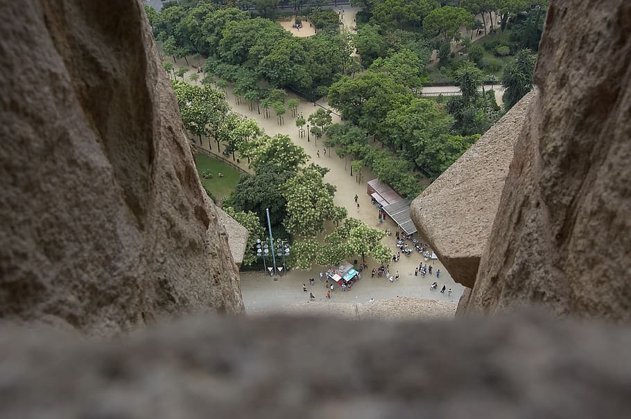 Spania, Barcelona, efectul miniatural, minuscul, sagrada família, parc, copac, plantă, vedere în unghi mare, zi, teren, grup de oameni, natură, oameni apropiați, apă, se concentreze pe fundal, oameni adevărați, transport, stiluri de viață, frumusețe în natură, în aer liber, mijloc de transport, creştere, scenice - natura, Munte, 2K