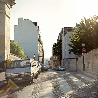 szary minivan, ścieżka, chodnik, bruk, pojazd, samochód, transport, Francja, zachód słońca, turystyka, lato, wakacje, wschód słońca, Paryż, Miasto, pejzaż miejski, fliz, środek transportu, architektura, na zewnątrz budynku, zbudowana struktura, ulica, pojazd silnikowy, pojazd lądowy, Droga, niebo, znak, budynek, Natura, żadnych ludzi, czyste Niebo, dzień, drzewo, roślina, 2K, CC0, domena publiczna, darmowe zdjęcia