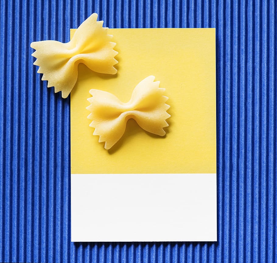 fons, blau, arc, corbatí, targeta, colorit, contrast, cuina, culinari, espai de disseny, sec, farfalle, menjar, gourmet, ingredient, italià, a l'interior, cap gent, menjar i beguda, primer pla, forma, patró, natura morta, creativitat, disseny, directament a sobre, groc, fons de colors, frescor, ratlles, menjar dolç, art i artesania, tir de l'estudi, taula, en blanc, fons blau, 4K