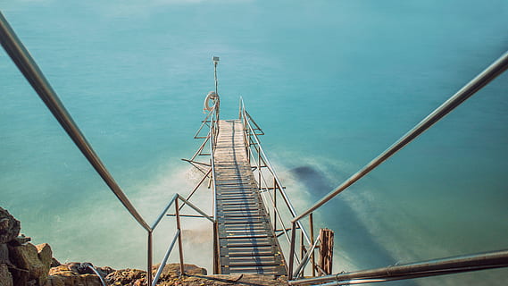 bruin, brug aanleggen, lichaam, water, architectuur, daglicht, dok, uitdrukking, haven, reddingsboei, metalen balustrades, oceaan, buitenshuis, pad, rotsen, zee, staal, toerisme, transportsysteem, reizen, afbeeldingen in het publieke domein, natuur, dag, geen mensen, ingebouwde structuur, verbinding, blauw, hemel, touw, nautisch schip, ladder, metaal, technologie, zeilboot, vervoer, mast, turkoois gekleurd, stroomvoorziening, 4K, CC0, publiek domein, royaltyvrij