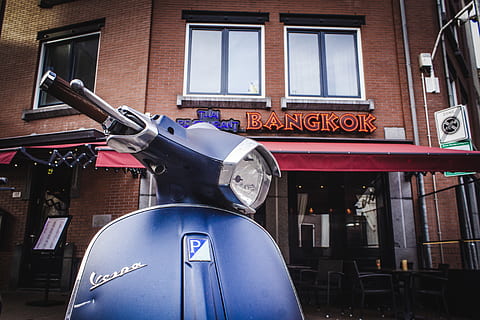 scooter automatico azul, silla, mueble, motor de scooter, vehículo, motocicleta, vespa, transporte, ligero, scooter, restaurante, comida, tienda, ciclomotor, Holanda, de venta, difuminar, espacio, bar, vacío, borroso, arquitectura, texto, exterior del edificio, estructura construida, nadie, día, comunicación, ciudad, escritura occidental, vehículo terrestre, al aire libre, número, modo de transporte, edificio, vista de ángulo bajo, firmar, ventana, azul, centrarse en primer plano, 5K, CC0, dominio público, libre de derechos