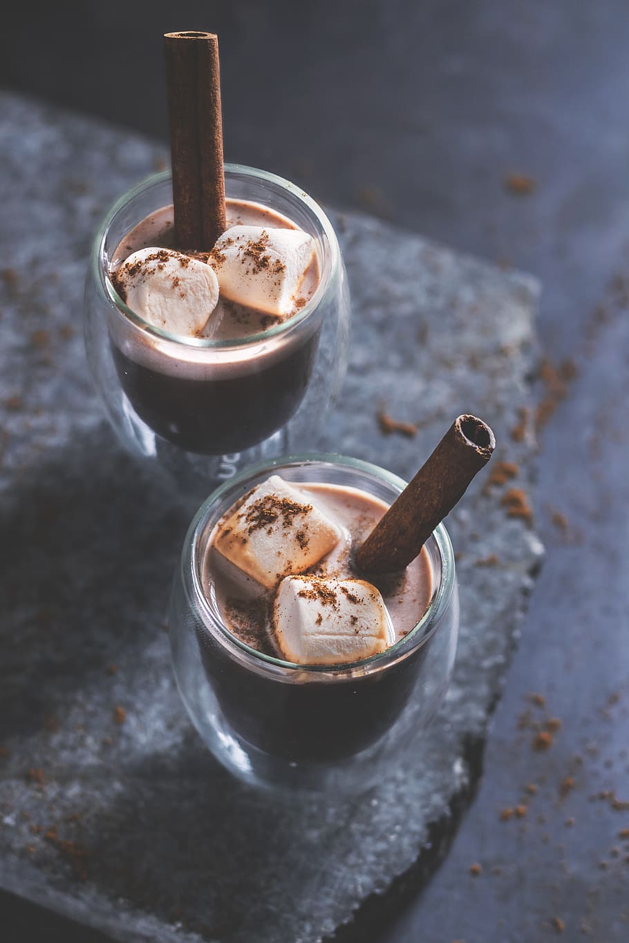 zwei Dessertgetränke, Essen und Trinken, Kaffee, Kaffee trinken, Erfrischung, Getränk, Tasse, Lebensmittel, Stillleben, Kaffeetasse, drinnen, Süßes Essen, Tabelle, Becher, kalte Temperatur, keine Leute, Glas, Eiskaffee, gefroren, High Angle View, Frische, Eis, Versuchung, 5K