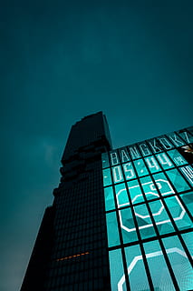 edificio grigio, edificio per uffici, costruzione, re potere mahanakhon, urbano, Tailandia, bangkok, città, cittadina, alto aumento, architettura, ringhiera, corrimano, Torre, tetro, buio, turchese, finestra, silhouette, bagliore, luce, struttura costruita, esterno dell'edificio, Inquadratura dal basso, cielo, edificio per uffici esterno, moderno, ufficio, blu, natura, alto - alto, nessuno, grattacielo, vetro - materiale, crepuscolo, riflessione, nuvola - cielo, all'aperto, 2K, CC0, dominio pubblico, privo di copyright