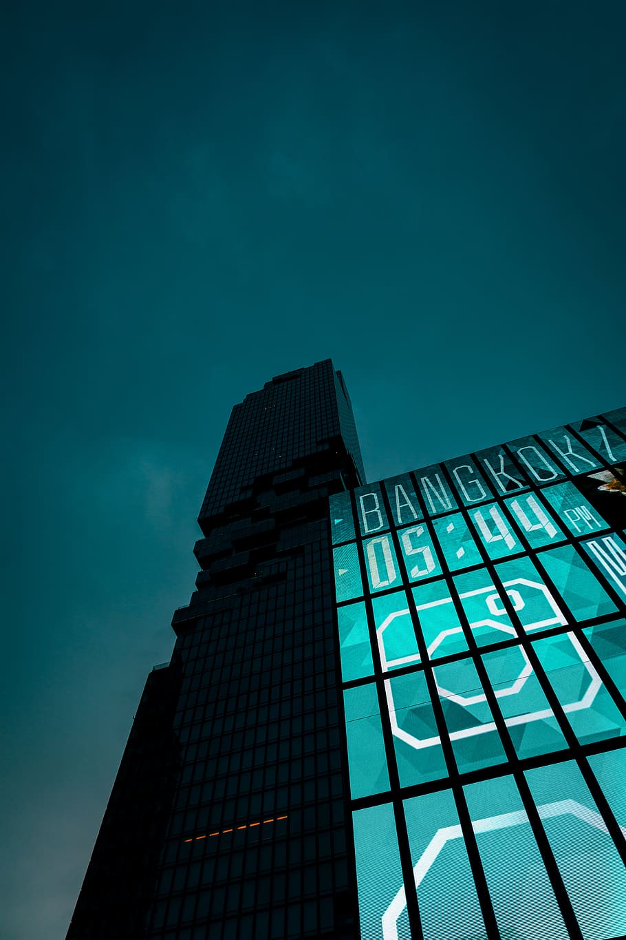 edifici gris, edifici d'oficines, edifici, rei poder mahanakhon, urbà, Tailàndia, bangkok, ciutat, de gran alçada, arquitectura, barana, torre, fosc, turquesa, finestra, silueta, flamarada, llum, estructura construïda, exterior de l'edifici, vista d’angle baix, cel, exterior d’edifici d’oficines, modern, oficina, blau, naturalesa, alta - alta, cap gent, gratacels, vidre - material, vespre, reflexió, núvol - cel, a l'aire lliure, 2K