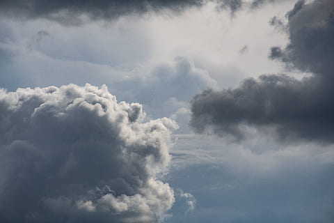 Foto, hvid, grå, skyer, atmosfære, uklarhed, overskyet, dagslys, himmel, udendørs, naturskøn, storm, vejr, sky - himmel, baggrunde, cloudscape, skønhed i naturen, vind, natur, storm sky, ingen mennesker, scenics - natur, dramatisk himmel, fluffy, våd, miljø, dag, blødhed, regn, mørk, abstrakt, ildevarslende, klima, skybrud, 5K, CC0, offentligt domæne, royaltyfrie