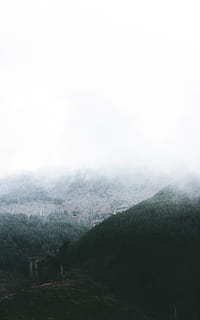 montagna nebbiosa, natura, tempo metereologico, nebbia, all'aperto, grigio, montagna, cresta, foschia, nebbioso, umano, persona, vette, freddo, foresta, autunno, inverno, alberi, campagna, scenics - natura, ambiente, albero, bellezza nella natura, la tranquillità, scena tranquilla, copia spazio, nessuno, paesaggio, pianta, cielo, scena non urbana, giorno, catena montuosa, foresta pluviale, 4K, CC0, dominio pubblico, privo di copyright