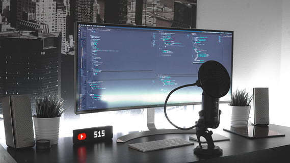 monitor, pantalla, electrònica, escriptori, pantalla lcd, mobles, taula, ordinador, maquinari, maquinari de l'ordinador, teclat d’ordinador, teclat, PC, estudi, altaveu, micròfon, telèfon, text, planta, comunicació, tecnologia, a l'interior, cap gent, guió occidental, negocis, nombre, oficina, connexió, il·luminat, monitor d’ordinador, modern, equips informàtics, natura morta, 5K, CC0, domini públic, lliure de regalies
