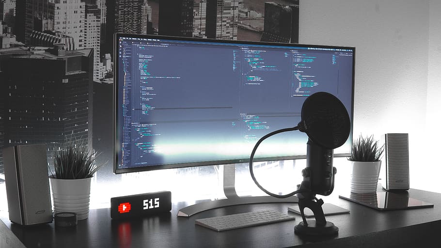 monitor, pantalla, electrònica, escriptori, pantalla lcd, mobles, taula, ordinador, maquinari, maquinari de l'ordinador, teclat d’ordinador, teclat, PC, estudi, altaveu, micròfon, telèfon, text, planta, comunicació, tecnologia, a l'interior, cap gent, guió occidental, negocis, nombre, oficina, connexió, il·luminat, monitor d’ordinador, modern, equips informàtics, natura morta, 5K