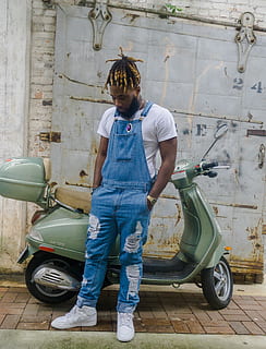 uomo, in piedi, accanto, verde, scooter, luce del giorno, dreadlocks, modello, motociclo, parcheggiata, persona, servizio fotografico, posa, strada, mezzi di trasporto, sistema di trasporto, veicolo, indossare, ruota, lunghezza intera, una persona, persone reali, abbigliamento casual, giorno, caratteristica della parete, modo di trasporto, veicolo terrestre, all'aperto, vista frontale, giovane adulto, adulto, attività di svago, stili di vita, jeans, struttura costruita, architettura, acconciatura, 4K, CC0, dominio pubblico, privo di copyright