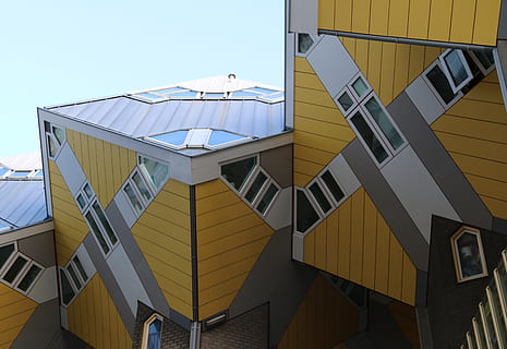 arquitectura, edificio, infraestructura, estructura, establecimiento, apartamento, ventanas, techo, cielo, estructura construida, exterior del edificio, vista de ángulo bajo, amarillo, día, nadie, cielo limpio, naturaleza, ventana, al aire libre, moderno, ciudad, Distrito residencial, azul, luz del sol, modelo, material de vidrio, edificio de oficinas exterior, rascacielos, directamente debajo, 5K, CC0, dominio público, libre de derechos