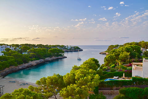Španělsko, majorca, voda, rostlina, nebe, strom, scenics - příroda, krása v přírodě, klid, moře, Příroda, klidné scény, mrak - nebe, nikdo, růst, den, horizont, venku, zelená barva, architektura, horizont nad vodou, 5K, CC0, veřejná doména, bez autorských práv