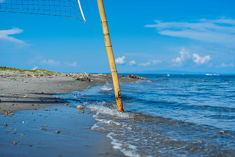 primer pla, foto, marró, lloc de voleibol de platja de bambú, línia de costa, platja, núvols, durant el dia, herba, net, oceà, roques, sorra, mar, vora del mar, pedres, aigua, onades, cel, blau, terra, dia, naturalesa, cap gent, esport, horitzó sobre l’aigua, a l'aire lliure, horitzó, bellesa a la natura, moviment, núvol - cel, escenics - natura, onada, 2K, CC0, domini públic, lliure de regalies