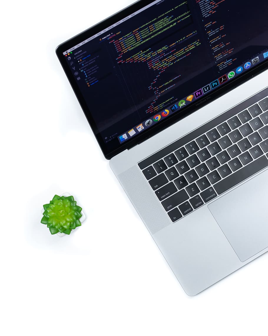 MacBook Pro activat, PC, portàtil, ordinador, electrònica, Estats Units, conroe, jade, pedres precioses, joieria, ornament, teclat, menjar, pastisseria, gelea, dolços, full, flora, planta, dòmino, joc, tecnologia, tecnologia sense fils, comunicació, connexió, equips informàtics, a l'interior, teclat d’ordinador, cap gent, fons blanc, tir de l'estudi, monitor d’ordinador, primer pla, color negre, color verd, tallar, Internet, xarxa d’ordinadors, clau d’ordinador, comunicacions globals, 4K