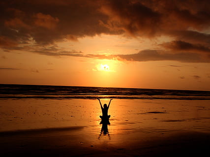 silhouette, person, raising, hånd, bakgrunnsbelyst, balansere, Strand, Sky, soloppgang, kveld, landskap, meditasjon, hav, fred, refleksjon, sand, Seascape, strandlinjen, himmel, sommer, sol, solnedgang, vann, yoga, horisont over vann, horisont, land, ferie, oransje farge, skjønnhet i naturen, ferier, én person, sky - himmel, tur, livsstil, menneskelig arm, lem, armer hevet, menneskelig lem, 2K, CC0, offentlig domene, opphavsrett gratis