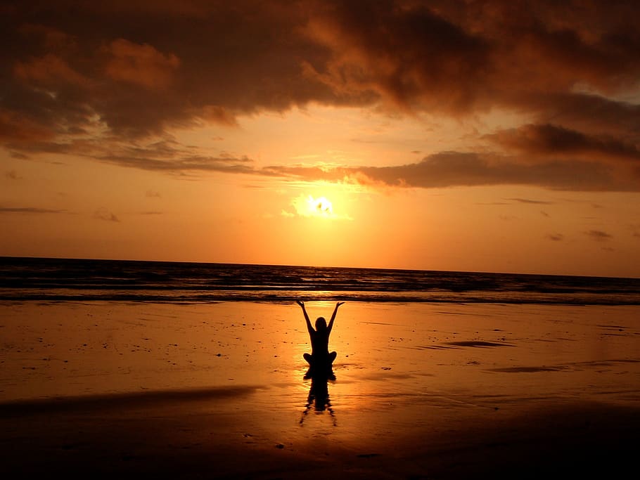 silhuet, person, hævning, hånd, baggrundsbelyst, balance, strand, Sky, daggry, aften, landskab, meditation, ocean, fred, afspejling, sand, hav, marinemaleri, kysten, himmel, sommer, sol, solnedgang, vand, yoga, horisont over vand, horisont, jord, ferie, orange farve, skønhed i naturen, ferier, en person, sky - himmel, rejse, livsstil, menneskelige arm, lemmer, arme hævet, menneskelig lem, 2K