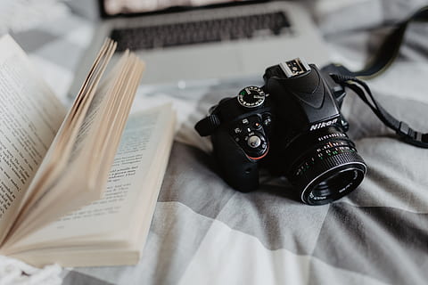 cámara, macbook, libro, esperando, cama, habitación, computadora, fotógrafo, lecho, estudiar, Nikon, temas de fotografia, camara - equipo fotografico, naturaleza muerta, adentro, nadie, tecnología, mesa, vista de alto ángulo, publicación, estilo retro, de cerca, papel, equipo fotográfico, cámara digital, mueble, de color negro, centrarse en primer plano, antiguo, cámara réflex, 5K, CC0, dominio público, libre de derechos