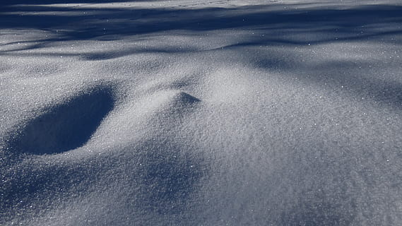 sne, skygge, struktur, vinter, kold, snekrystaller, is, Frosset, frost, vinterindtryk, natur, kold temperatur, ingen mennesker, høj vinkel visning, skønhed i naturen, dag, hvid farve, jord, udendørs, dækker, fuld ramme, baggrunde, miljø, sport, sollys, 4K, CC0, offentligt domæne, royaltyfrie