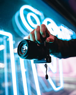 càmera sony negra, càmera, suïssa, estació principal de Zuric, zurich, electrònica, dit, fotografia, persona, humà, llum, càmera de vídeo, equipament, bokeh, equip de càmeres, senyal de neó, borrós de fons, sony a6500, a6300, a6500, faro, una persona, mà humana, persones reals, mà, a l'interior, centrar-se en primer pla, part del cos humà, celebració, primer pla, clau, dit humà, part del cos, persona irreconeixible, estils de vida, penjant, dia, homes, comunicació, 4K, CC0, domini públic, lliure de regalies