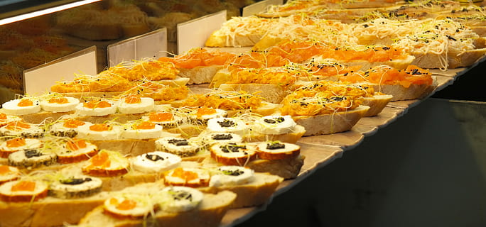 Spanien, Madrid, Brot, klein, Gelb, Lebensmittel, Käse, Fisch, geschmackvoll, Tapas, Essen und Trinken, Frische, drinnen, Geschäft, Stillleben, keine Leute, in einer Reihe, Fülle, selektiver Fokus, fertig für den Verzehr, Verkauf, Genuss, Wahl, Süßes Essen, zu verkaufen, Variation, gebacken, Nahansicht, Snack, Versuchung, 4K, CC0, gemeinfrei, lizenzfrei