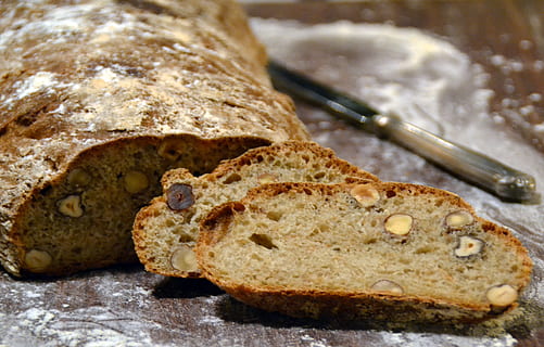 brød, hasselnødder, snack, nødder, måtte, hasselnød, mad, spise, sundhed, ernæring, tæt på, mad og drikke, indendørs, ingen mennesker, selektiv fokusering, fokus på forgrunden, velvære, rosin, friskhed, sund kost, køkkenredskaber, hjemmelavet, tørret frugt, spise redskaber, husholdningsudstyr, metal, stilleben, bagt, Brunt brød, fristelse, 4K, CC0, offentligt domæne, royaltyfrie