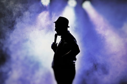 uomo, detenzione, sagoma del microfono, retroilluminato, divertimento, tipo, cappello, maschio, microfono, prestazione, esecutore, persona, vista laterale, silhouette, cantante, Fumo, palcoscenico, nuvola - cielo, una persona, Inquadratura dal basso, in piedi, cielo, tre quarti, blu, fumo - struttura fisica, attività, arma, natura, all'aperto, pistola, notte, capi di abbigliamento, governo, uniforme, 4K, CC0, dominio pubblico, privo di copyright