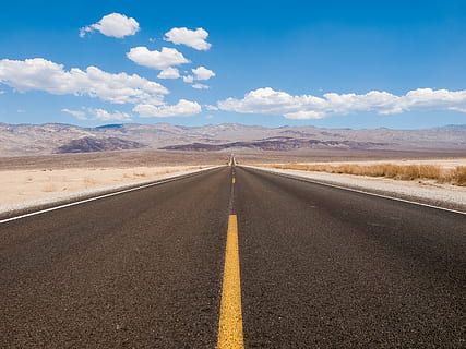 leeren, Straße, tagsüber, Markierung, die Straßenmarkierung, Himmel, Symbol, wolke - himmel, der Weg nach vorn, Zeichen, Richtung, Szenen - Natur, Transport, Berg, Wüste, abnehmende Perspektive, leere Straße, ruhige Szene, Natur, Landschaft, Ruhe, Schönheit in der Natur, keine Leute, Gebirge, trockenes Klima, Klima, Trennlinie, draußen, Gerade, 2K, CC0, gemeinfrei, lizenzfrei