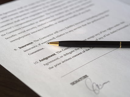 schwarz, Stift, platziert, Weiß, Papier-, verwischen, Nahansicht, Zusammensetzung, Daten, Deal, Schreibtisch, dokumentieren, Bildung, Finanzen, Büro, Papierkram, Forschung, Unterschrift, Schreiben, Text, westliche Schrift, keine Leute, selektiver Fokus, drinnen, Stillleben, Geschäft, Kommunikation, Gesetz, Regierung, High Angle View, Rechtssystem, Vollbild, 4K, CC0, gemeinfrei, lizenzfrei