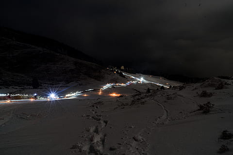 montaña de arena gris, ligero, naturaleza, al aire libre, llamarada, clima, paisaje, humano, persona, noche, montaña, arena, fotografia nocturna, Ciaspolata, nieve, antorchas, bulbo, maniva, mania di luna, excursión, raquetas de nieve, iluminado, transporte, movimiento, modo de transporte, Vehículo de motor, vehículo terrestre, cielo, nadie, coche, la carretera, faro, calle, brillante, ciudad, invierno, 8K, CC0, dominio público, libre de derechos