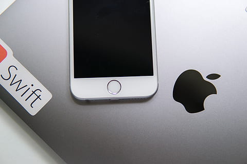 Statele Unite, Orem, cod, programare, ios, iPhone, Mac, MacBook Pro, macbook, laptoplifestyle, coder, programator, fotograf, fotografie utah, utahphotographer, dezvoltator, software-ul, dezvoltator de software, inginer, inginer de software, comunicare, tehnologie, tehnologia fără fir, conexiune, calculator, nici o persoana, dispozitiv portabil de informații, echipamente de calcul, telefon inteligent, în interior, ecran, masa, a închide, telefon mobil, laptop, culoare neagră, western script, culoare alba, direct deasupra, text, 5K, CC0, domeniu public, fără drepturi de autor