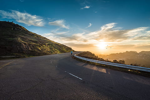 springa, löpning, väg, berg, sten, klippig, aktivitet, man, mänsklig, sporter, transport, himmel, moln - himmel, transportsätt, riktning, natur, vägen framåt, gata, resa, inget folk, motorväg, stad, scenics - natur, asfalt, solnedgång, landskap, bil, symbol, skylt, Sol, utomhus, skiljelinje, flera körfält motorväg, 4K, CC0, offentligt domän, royaltyfria
