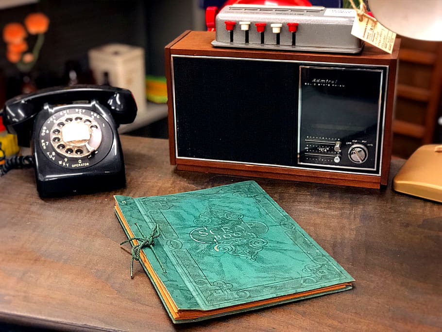 libro cartonato verde, umano, persona, persone, centro di intrattenimento, elettronica, tavolino da caffè, tavolo, mobilia, orologio da polso, legno duro, legna, tecnologia, antico, in stile retrò, tempo, comunicazione, orologio, nessuno, legno - materiale, in casa, avvicinamento, attrezzatura, computer, cultura artistica e intrattenimento, connessione, natura morta, tecnologia wireless, vecchio, analogico, 4K