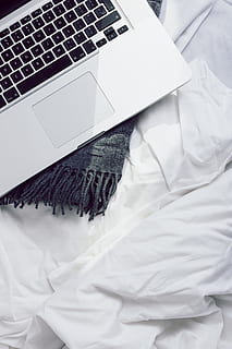 computadora en la cama, ordenador portátil, cama, computadora, Mac, manzana, lino, teclado, tecnología, conexión, tecnología inalámbrica, adentro, el color blanco, nadie, mueble, comunicación, textil, de cerca, vista de alto ángulo, estropeado, dispositivo de información portátil, naturaleza muerta, cuarto doméstico, 5K, CC0, dominio público, libre de derechos