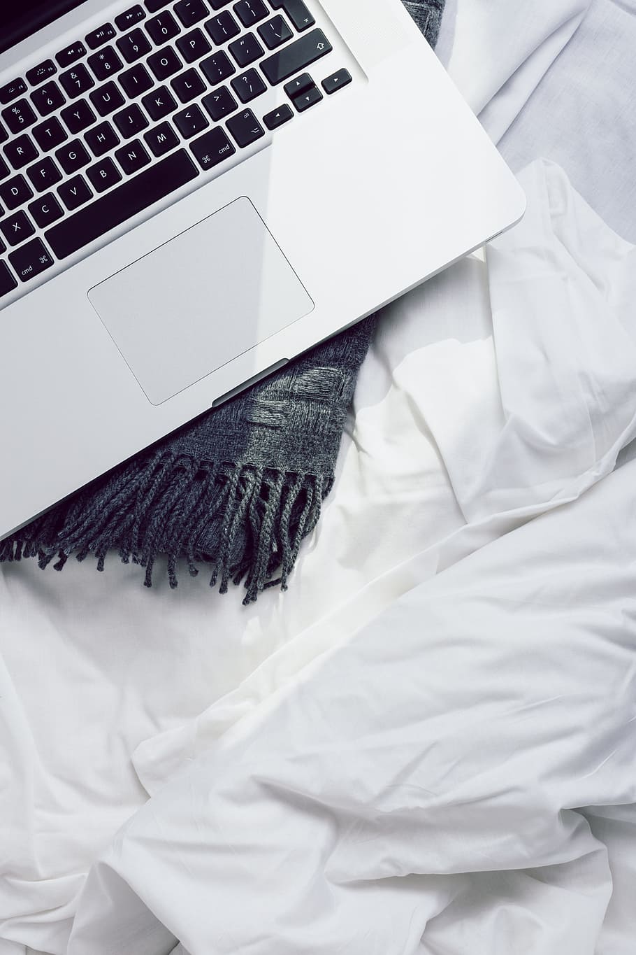 computer sul letto, il computer portatile, letto, computer, Mac, Mela, biancheria, tastiera, tecnologia, connessione, tecnologia wireless, in casa, Colore bianco, nessuno, mobilia, comunicazione, tessile, avvicinamento, vista dall'alto, spiegazzato, dispositivo di informazione portatile, natura morta, tastiera del computer, stanza domestica, 5K