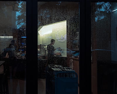 home, de peu, endins, habitació, finestra, vidre - material, persones reals, transparent, reflexió, homes, nit, arquitectura, a l'interior, adult, estructura construïda, il·luminat, mirant, edifici, 1080P, CC0, domini públic, lliure de regalies