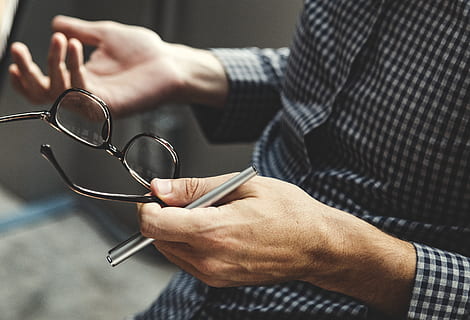 Person, halten, klar, Brille, schwarz, Frames, schwarze Rahmen, Brillen, Hand, Linse, eine Person, menschliche Hand, Männer, drinnen, Mittelteil, echte Menschen, menschliches Körperteil, Geschäftsmann, Geschäft, Kommunikation, Erwachsene, Nahansicht, Fokus auf den Vordergrund, Besetzung, Tabelle, Finger, 4K, CC0, gemeinfrei, lizenzfrei