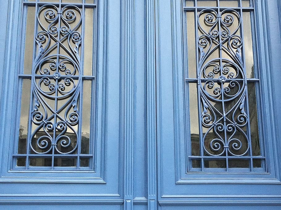 tancat, blau, fusta, emmarcat, porta de vidre, arquitectura, disseny, porta, façana, frontal, vidre, estructura construïda, edifici, exterior de l'edifici, cap gent, dia, patró, finestra, entrada, seguretat, primer pla, protecció, art i artesania, artesania, funció de construcció de parets, ornamentat, motiu floral, arquitectura i art, 2K