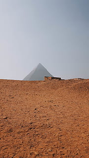 brauner Grund, die Architektur, Gebäude, Pyramide, Dreieck, Boden, draußen, Natur, Feld, Wüste, Sand, Planetarium, Plateau, Wiese, Fackel, Licht, Observatorium, Schloss, Fort, Bunker, Himmel, Land, Landschaft, ruhige Szene, Szenen - Natur, Umgebung, klarer Himmel, Ruhe, Schönheit in der Natur, Berg, Nicht-städtische Szene, Tag, keine Leute, Reiseziele, Fernbedienung, Klima, kopieren sie platz, Reise, trockenes Klima, 4K, CC0, gemeinfrei, lizenzfrei