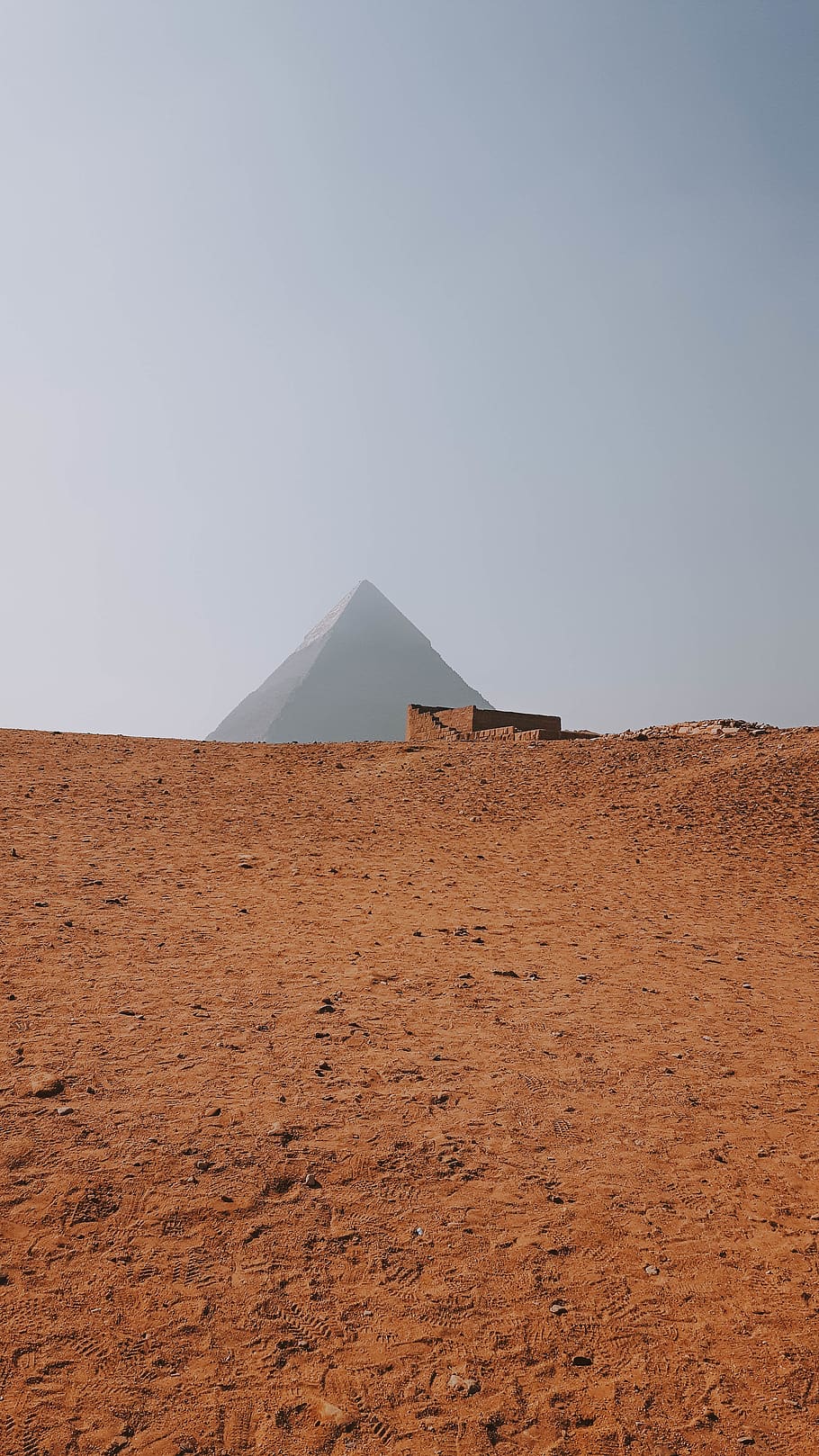 brauner Grund, die Architektur, Gebäude, Pyramide, Dreieck, Boden, draußen, Natur, Feld, Wüste, Sand, Planetarium, Plateau, Wiese, Fackel, Licht, Observatorium, Schloss, Fort, Bunker, Himmel, Land, Landschaft, ruhige Szene, Szenen - Natur, Umgebung, klarer Himmel, Ruhe, Schönheit in der Natur, Berg, Nicht-städtische Szene, Tag, keine Leute, Reiseziele, Fernbedienung, Klima, kopieren sie platz, Reise, trockenes Klima, 4K