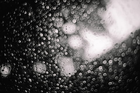 textura, lluvioso, paraguas, punto, blanco y negro, al aire libre, alfombra, burbuja, hielo, naturaleza, piel, espuma, contaminación, maceta, hirviendo, charco, Lavado, alquitrán, gotita, manchar, soltar, agua, de cerca, mojado, antecedentes, fotograma completo, adentro, material de vidrio, nadie, modelo, ventana, condensación, transparente, texturizado, comida y bebida, vaso, lluvia, gota de agua, 4K, CC0, dominio público, libre de derechos