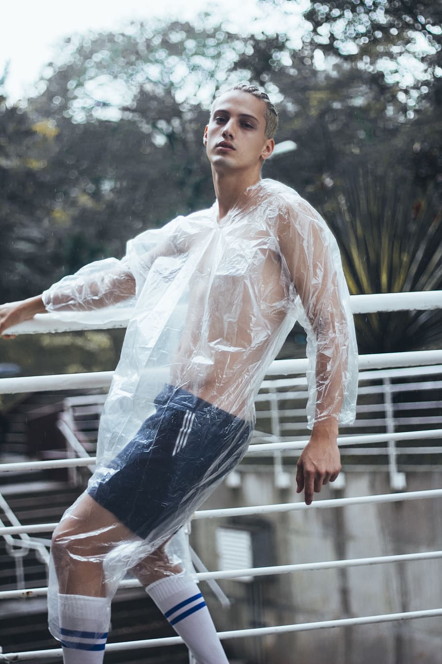 home, celebració, rail, portar, vestit de plàstic, actiu, atractiu, clar, bonic, la llum del dia, expressió facial, moda, model de moda, bon aspecte, en forma, paio, maco, oci, estil de vida, masculí, model masculí, model, vestit, persona, sessió de fotos, plàstic, pose, baranes, impermeable, recreació, estil, desgast, una persona, adult jove, dia, estils de vida, persones reals, roba casual, centrar-se en primer pla, vista frontal, mirant, activitat d'oci, tres quarts de longitud, de peu, a l'aire lliure, naturalesa, arbre, adult, transparent, 4K