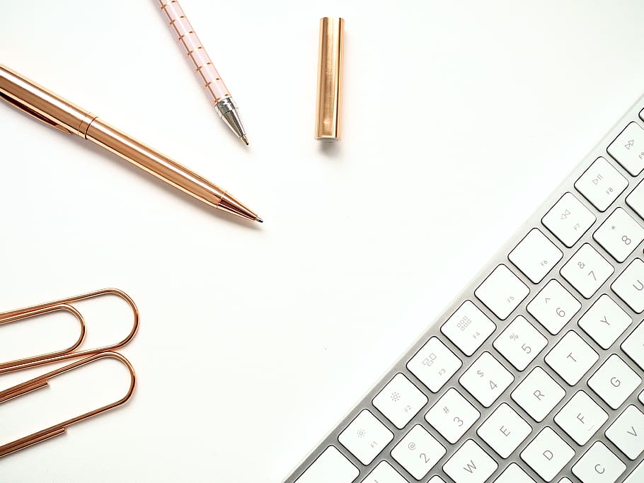 penne, tastatur, papirclips, tæt på, sammensætning, data, skrivebord, uddannelse, udstyr, bærbar, Bemærk, kontor, kontorartikler, teknologi, arbejde, arbejdsområde, skrivning, Kontorforsyning, Papirklip, indendørs, computer, computerudstyr, ingen mennesker, klip, hvid baggrund, studio skud, meddelelse, computer tastatur, direkte over, forbindelse, forretning, papir, stilleben, skoleartikler, 4K