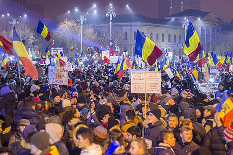 Romania, Bucarest, protesta, bandiera, folla, decreto, gruppo di persone, grande gruppo di persone, patriottismo, persone reali, evento, solidarieta, donne, fan - appassionato, applauso, uomini, unità, godimento, architettura, città, celebrazione, adulto, eccitazione, emozione positiva, spettatore, braccio umano, braccia alzate, contestatore, incoraggiamento, 4K, CC0, dominio pubblico, privo di copyright
