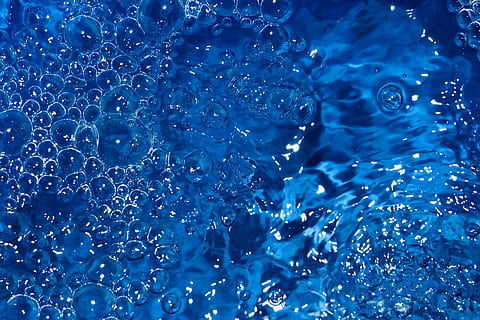 fons, , blau, bombolla, netejar, clar, primer pla, fred, concepte, degoteig, tirar, gota, flux, fresc, líquid, macro, aboqui, pur, transparent, aigua, marc complet, frescor, cap gent, naturalesa, refresc, menjar i beguda, humit, moviment, esquitxades, a l'aire lliure, beure, puresa, 4K, CC0, domini públic, lliure de regalies