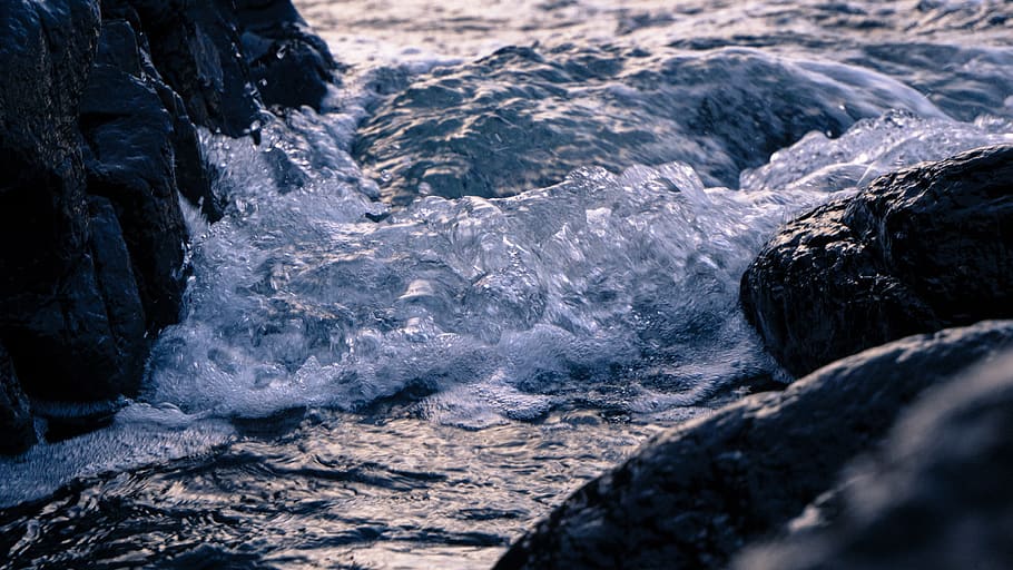 cos, aigua, agitant, formació de roca, platja, fred, moviment, oceà, rock, escènic, mar, vora del mar, onada, onades, rock - object, bellesa a la natura, sòlid, cap gent, naturalesa, esport, esport aquàtic, dia, escenics - natura, a l'aire lliure, aigua que flueix, terra, esquitxades, poder a la natura, que flueix, trencament, 4K