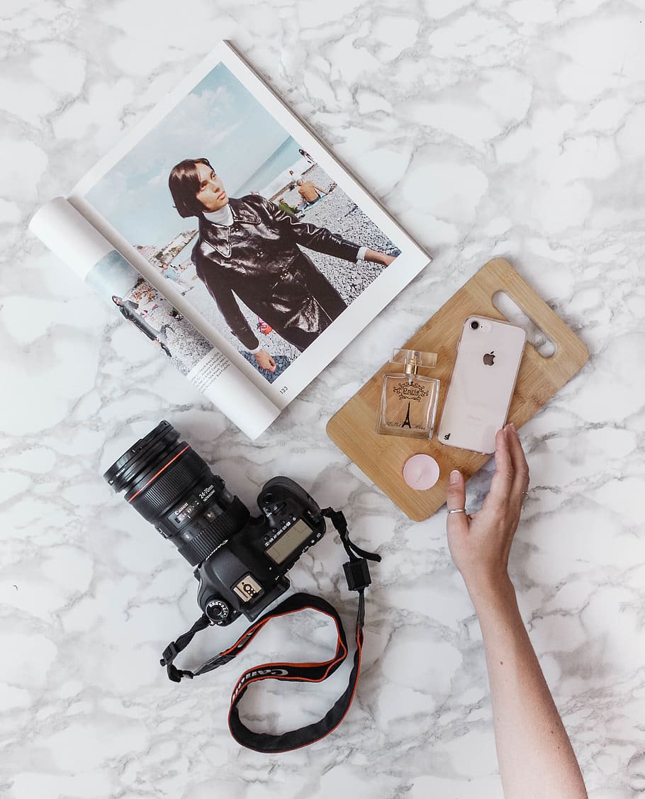 càmera dslr negra, humà, persona, electrònica, càmera, jeffreys bay, Sud-Àfrica, foto, fotografia, càmera digital, lent de la càmera, telèfon, corretja, càmera de vídeo, gris, fusta, telèfon mòbil, mòbil, iphone, pantalla, monitor, una persona, persones reals, vista d’angle alt, celebració, a l'interior, neu, directament a sobre, activitat d'oci, estils de vida, temperatura de fred, longitud completa, activitat, part del cos humà, hivern, adult, sòls, mà humana, mà, llit, 4K