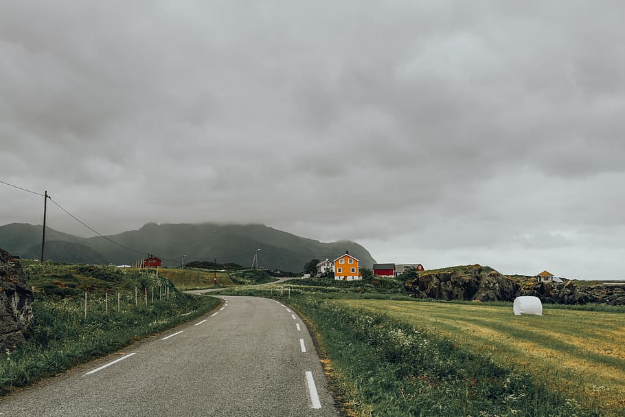 percorso stradale nero, strada, la strada davanti, cielo, nuvola - cielo, direzione, mezzi di trasporto, natura, pianta, montagna, terra, nessuno, giorno, bellezza nella natura, erba, ambiente, scenics - natura, prospettiva decrescente, campo, nuvoloso, all'aperto, 2K