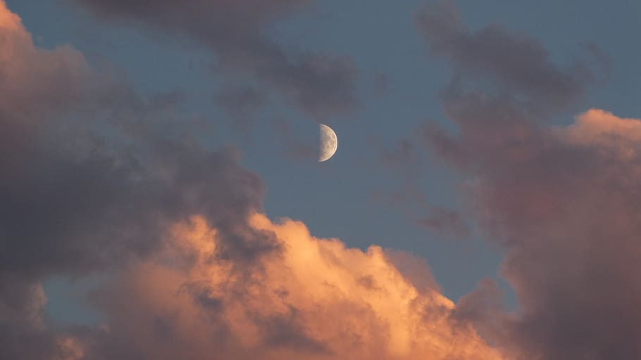 Halvmåne, himmel, Sky, natur, udendørs, Canada, Canmore, vejr, måne, blå, lilla, skyer, cloudscape, storm sky, aften, nat, kigger op, skumring, skygge, cumulus, sky - himmel, skønhed i naturen, lav vinkel visning, scenics - natur, plads, ro, astronomi, rolig scene, ingen mennesker, planetmåne, idyllisk, solnedgang, formørkelse, 4K