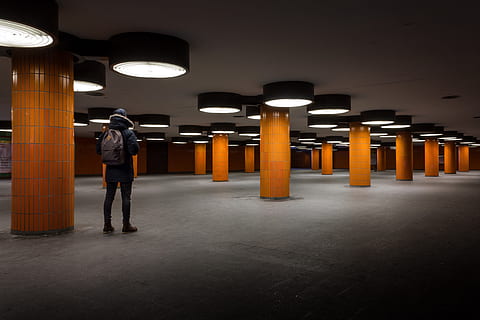 architecture, bâtiment, Infrastructure, plafond, conception, lumières, intérieur, à l'intérieur, personnes, homme, gars, en marchant, seul, illuminé, une personne, Vrais gens, toute la longueur, permanent, vue arrière, Hommes, structure construite, couleur orange, Vêtements décontractés, colonne architecturale, modes de vie, matériel d'éclairage, adulte, Activité de loisir, vêtement chaud, lampe électrique, 5K