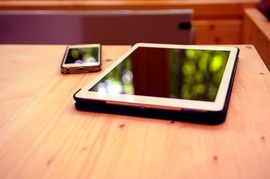 iphone, ipad, tauleta, tecnologia, mòbil, negocis, oficina, escriptori, taula, objectes, tecnologia sense fils, tauleta digital, comunicació, connexió, a l'interior, dispositiu d’informació portàtil, telèfon intel·ligent, pantalla del dispositiu, pantalla, material de fusta, telèfon mòbil, portabilitat, cap gent, mobles, Internet, pantalla digital, pantalla tàctil, xarxa d’ordinadors, visor digital, organitzador electrònic, 4K